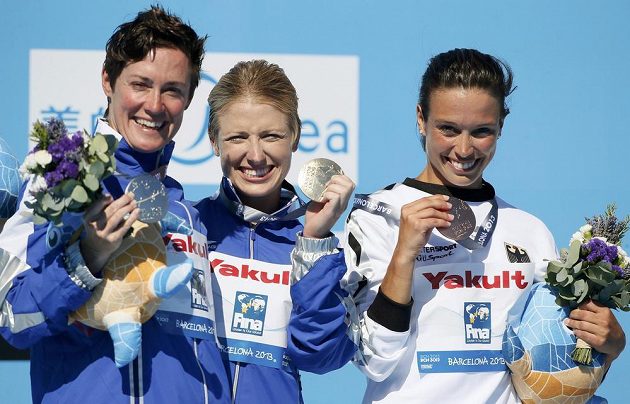 Trojice nejlepších závodnic skoků z extrémní výšky 20 metrů - zleva Američanka Huberová, vítězka Carltonová rovněž z USA a Němka Baderová.