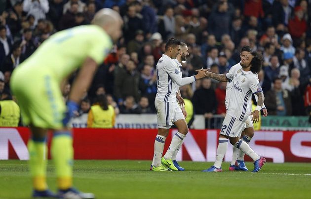 Záložník Realu Casemiro (vlevo) přijímá po gólu gratulace od svých spoluhráčů.