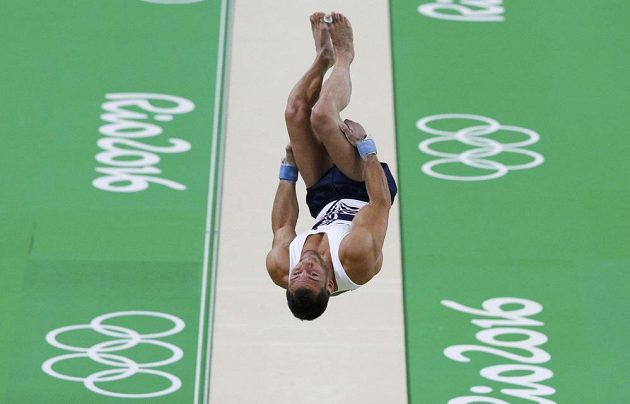 Francouzský gymnasta Samir Ait Said při přeskoku, který pro něj skončil hrozivým zraněním.