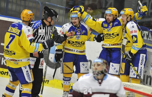 Zlínští hokejisté (zleva) Dalibor Řezníček, Petr Holík, Roberts Bukarts a Robert Říčka se radují z gólu.