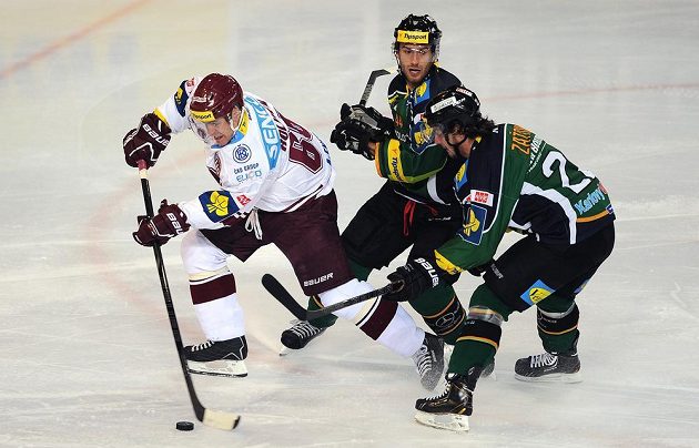 Tomáš Rachůnek ze Sparty (vlevo), Petr Pohl (uprostřed) a Martin Zaťovič z Karlových Varů během extraligového utkání se Spartou.