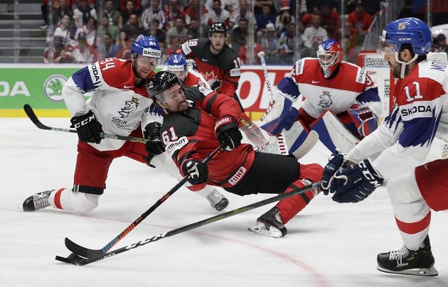 Bitva o finále MS. Mark Stone z Kanady, Michal Moravčík a Radek Faksa v souboji.