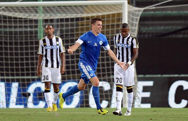 Liberecký obránce Ondřej Kušnír (v modrém dresu) se raduje ze vstřelení branky do sítě Udine v úvodním utkání play off Evropské ligy.