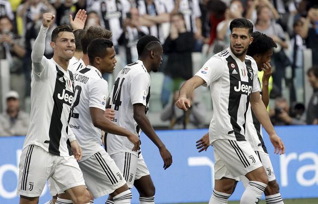Fotbalisté Juventusu Turín porazili v 33. kole italské ligy Fiorentinu 2:1 a zajistili si osmý mistrovský titul v řadě a 35. celkově.