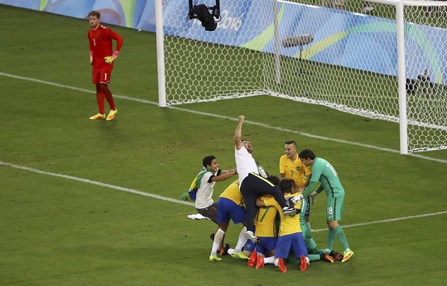 Brazilci oslavují. Německý gólman Timo Horn (vlevo) nestačil na Neymarovu ránu při rozstřelu.
