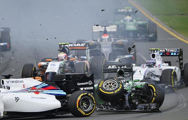 Williams Felipeho Massy (vlevo) se dostal do kolize s vozem Kamuje Kobajašiho ze stáje Caterham.