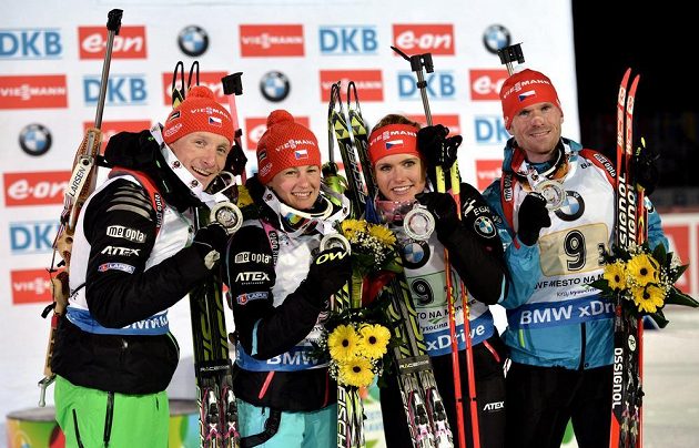 Stříbrná česká štafeta (zleva): Ondřej Moravec, Veronika Vítková, Gabriela Soukalová a Michal Šlesingr po závodě SP ve Vysočina areně v Novém Městě na Moravě.