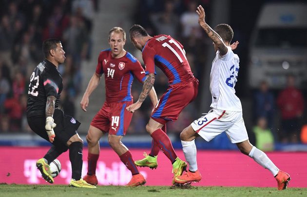 Český záložník Daniel Pudil (druhý zprava) se snaží překonat amerického brankáře Brada Guzana.