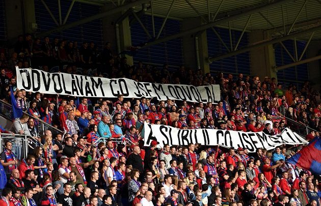 Fanoušci Viktorie Plzeň se na duel s Hradcem vybavili transparenty, kterými reagovali na nedávné odvolání trenéra Uhrina.
