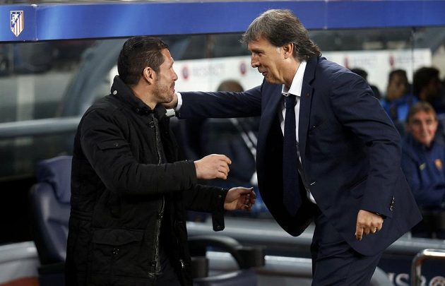 Kouč Barcelony Gerardo "Tata" Martino (vpravo) se zdraví s krajanem a trenérem Atlétika Diegem "Cholo" Simeonem před úvodním čtvrtfinálovým zápasem Ligy mistrů.