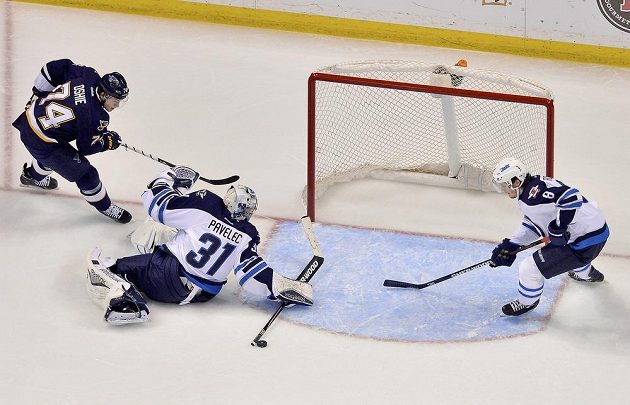 Gólmana Winnipegu Ondřeje Pavelce (31) se marně snaží překonat T.J. Oshie (74) ze St. Louis.