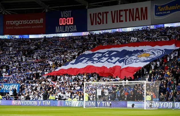 Fanoušci Leicesteru před zápasem v Cardiffu rozvinuli na počest tragicky zesnulého majitele klubu speciální vlajku.