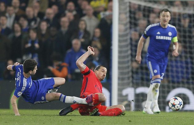 Zlatan Ibrahimovic (uprostřed) při skluzu zasáhl Oscara (vlevo) z Chelsea a byl vyloučen.