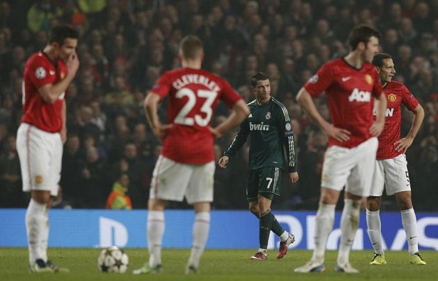 Cristiano Ronaldo v dresu Realu Madrid (uprostřed) reaguje na gól, který vstřelil Manchesteru United.