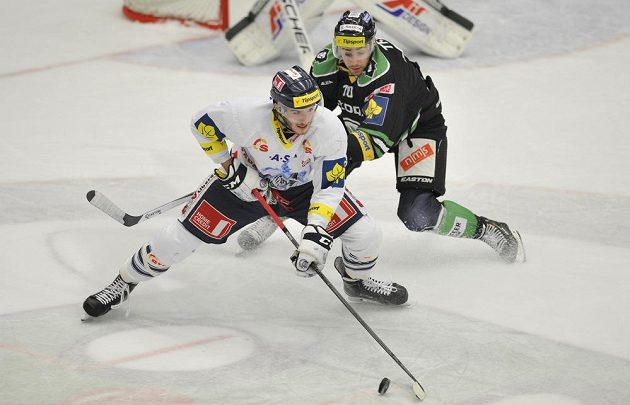 Obránce Boleslavi Peter Trška (vpravo) a útočník Liberce Tomáš Filippi v utkání 13. kola Tipsport extraligy.