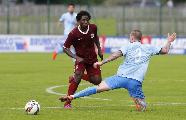 Sparťan Tiémoko Konaté se snaží projít přes Alexandera Büttnera z Dynama Moskva.