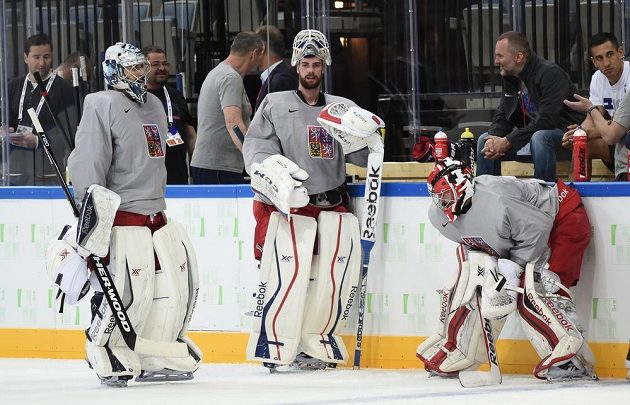 Brankáři Ondřej Pavelec (vlevo), Alexander Salák (uprostřed) a Jakub Kovář během prvního tréninku české reprezentace v O2 areně.