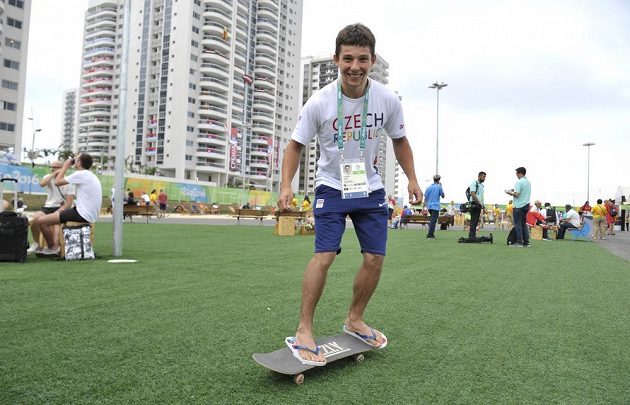 Kajakář Jiří Prskavec, úřadující mistr světa i Evropy, přijel na rozhovor v olympijské vesnici v Riu de Janero na skateboardu.