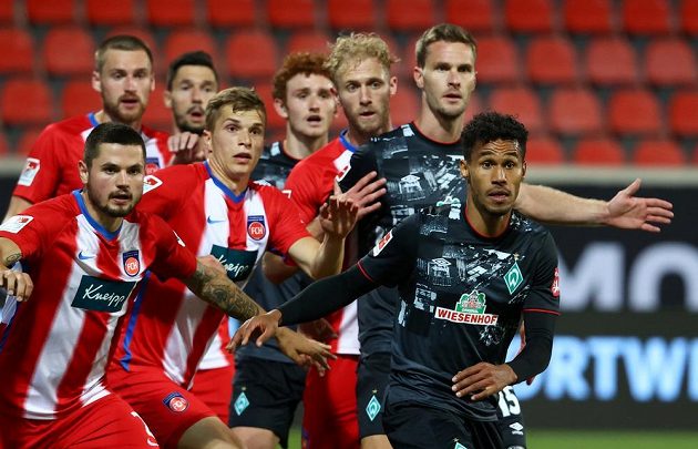 Fotbalisté Werderu Brémy budou hrát nejvyšší německou soutěž i v následující sezoně. Slavit udržení mezi elitou mohli i brankář Jiří Pavlenka a obránce Theodor Gebre Selassie.