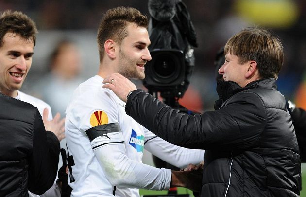 Plzeňský kouč Dušan Uhrin (vpravo) a obránce Viktorie Radim Řezník oslavují výhru nad Šachtarem Doněck a postup do osmifinále Evropské ligy.