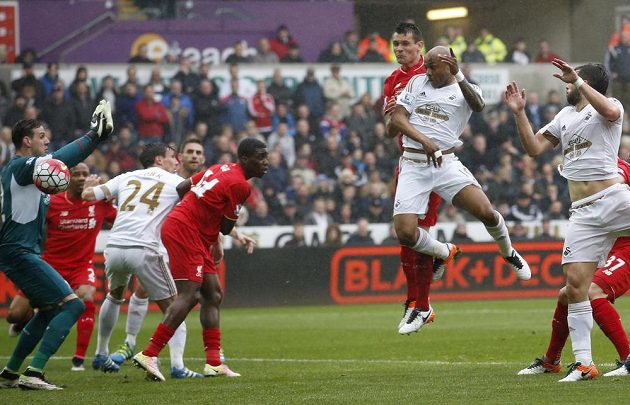Útočník Swansea André Ayew střílí gól do sítě Liverpoolu v zápase anglické Premier League.