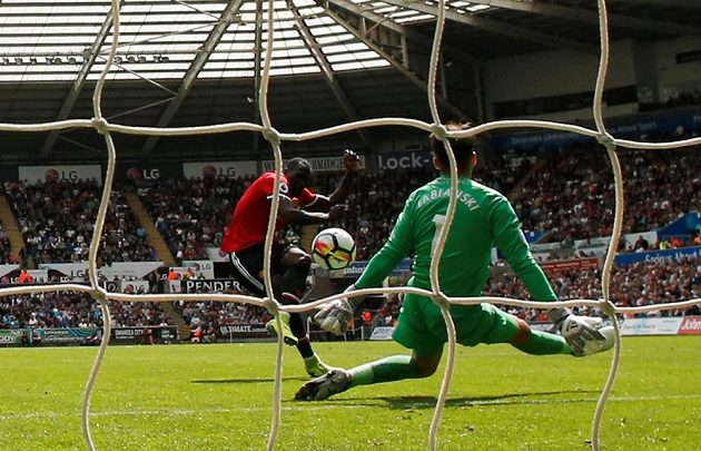 Romelu Lukaku z Manchesteru United překonává gólmana Swansea Lukazse Fabianského.