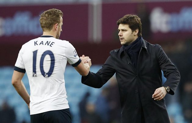Trenér Tottenham Mauricio Pochettino a útočník Kohoutů Harry Kane po vítězství na hřišti Aston Villy.