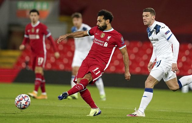 Mohamed Salah del Liverpool durante la cuarta jornada de la Liga de Campeones contra el Bérgamo.