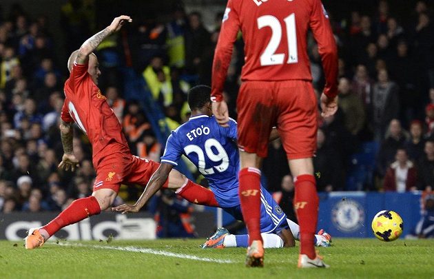 Samuel Eto'o (v modrém) střílí gól Chelsea na průběžných 2:1 proti Liverpoolu.