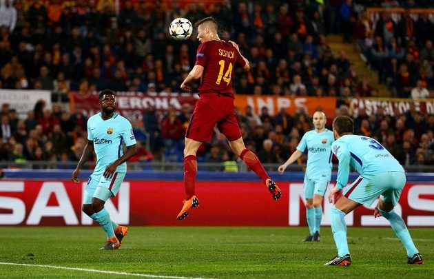 Český útočník Patrik Schick hlavičku na branku Barcelony v odvetném čtvrtfinále Ligy mistrů.
