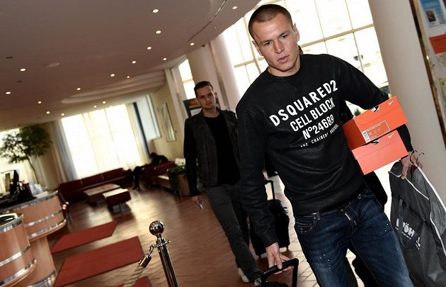 Záložník Adam Hloušek (vpředu) a Mario Holek během srazu české fotbalové reprezentace před utkáním kvalifikace ME 2016 s Lotyšskem.