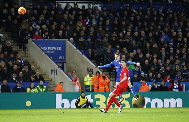 Útočník Leicesteru Jamie Vardy (v modrém dresu) střílí gól proti Liverpoolu. Přihlíží stoper Reds Dejan Lovren.