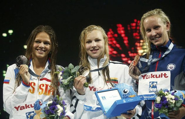 Medailistky ze závodu na 100 metrů prsa - zleva stříbrná Ruska Jefimovová, zlatá Meilutyteová z Litvy a bronzová Američanka Hardyová.