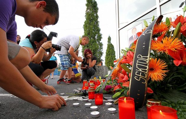 Tepličtí fanoušci přišli Na Stínadla uctít památku ředitele klubu Františka Hrdličky, který v sobotu dopoledne zemřel.