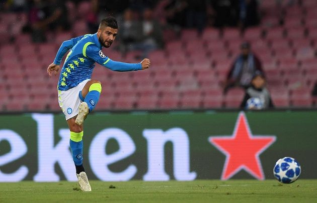 Neapolský fotbalista Lorenzo Insigne v akci během utkání Ligy mistrů s FC Liverpool.