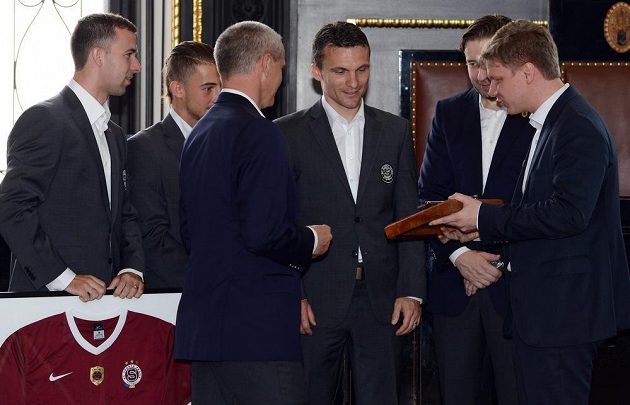 Pražský primátor Tomáš Hudeček (vpravo) předává zástupcům Sparty klíč pro vládce Prahy.