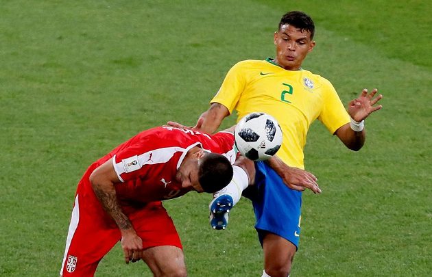 Srbský fotbalista Aleksandar Mitrovič šel odvážně hlavou proti kopačce Brazilce Thiago Silvy.