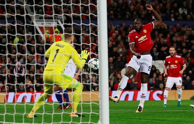 Romelu Lukaku z Manchesteru United v šanci proti brankáři Tomáši Vaclíkovi z Basileje.