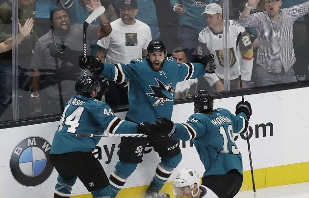 Hrdina týmu San Jose Sharks se jmenuje Barclay Goodrow. Právě on gólem zařídil svému týmu postup do 2. kola play off NHL přes Vegas.