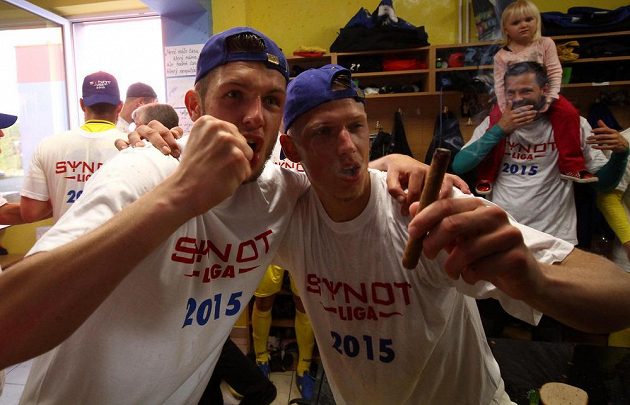 V šatně fotbalistů Varnsdorfu došlo po pojištění postupu do první ligy i na vítězné doutníky.
