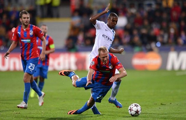 Plzeňský záložník Daniel Kolář (vpředu) a Fernandinho z Manchesteru City během utkání základní skupiny Ligy mistrů.