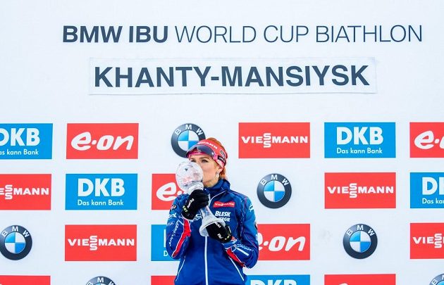 Gabriela Soukalová pózuje s malým křišťálovým glóbem pro nejlepší závodnici ve stíhacích závodech letošního SP.