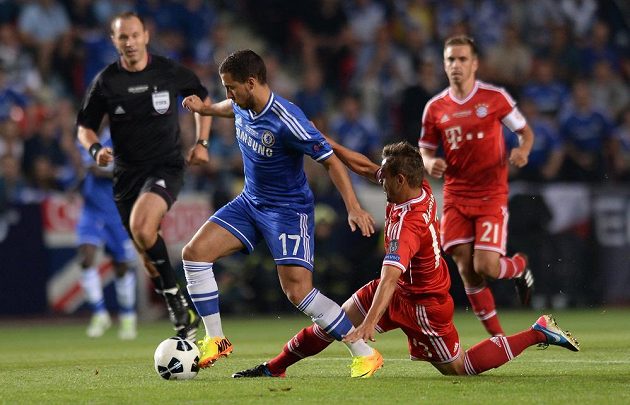 Eden Hazard z Chelsea (vlevo) a Rafinha z Bayernu během utkání UEFA Superpoháru na stadiónu Eden v Praze.