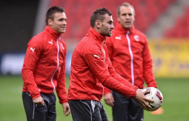 Fotbalisté Plzně se chystají na finále Poháru České pošty. Uprostřed je obránce Radim Řezník.