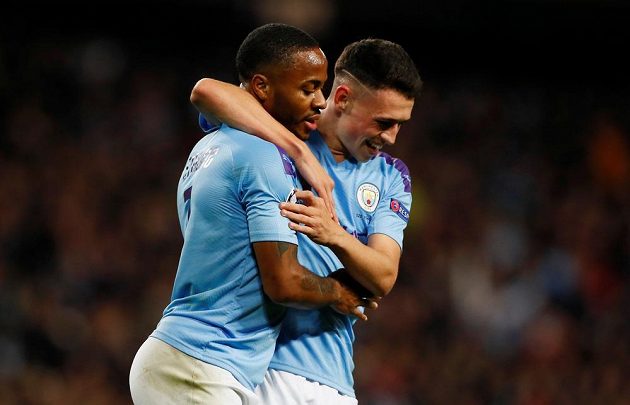 Raheem Sterling slaví se svým spoluhráčem z Manchesteru City Philem Fodenem první ze svých gólů proti Atalantě.