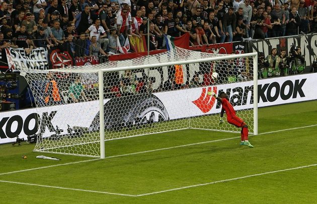 Brankář Ajaxu André Onana nestačil na tečovanou střelu reagovat a Manchester se dostal do vedení.