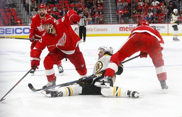 Útočník David Pastrňák z týmu Boston Bruins se v duelu s Detroitem ocitl v poněkud nehokejové pozici. Nakonec mohl být ale spokojený, jeho tým zápas vyhrál.