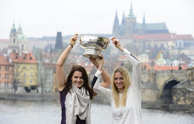 Zleva Lucie Šafářová a Petra Kvitová pózují ped Karlovým mostem s pohárem pro vítězky Fed Cupu.