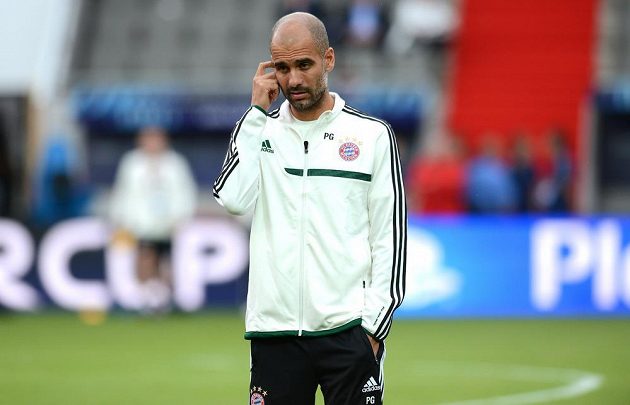 Trenér Bayernu Josep Guardiola během předzápasového tréninku před utkáním Superpoháru v Edenu.