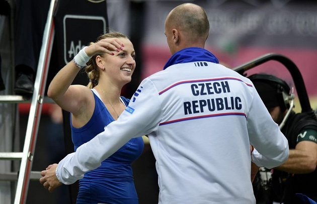 Česká tenistka Petra Kvitová a kapitán Petr Pála oslavují vítězství po utkání s Andreou Petkovicovou z Německa ve finále Fed Cupu.